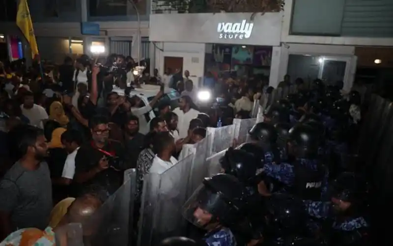 মালদ্বীপে এমডিপির বিক্ষোভে পুলিশের সঙ্গে সংঘর্ষের ছবি. Channel i News - চ্যানেল আই নিউজ