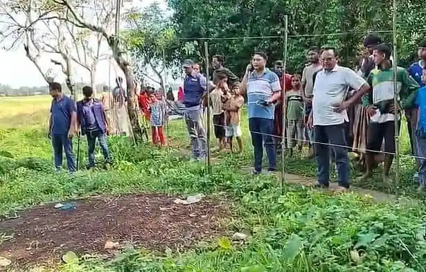 ধানখেতে রক্তাক্ত মরদেহ ও পুলিশি অভিযান, স্থানীয়রা দেখছে. Channel i News - চ্যানেল আই নিউজ