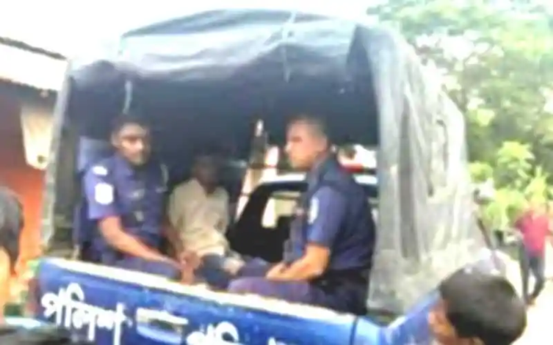 পুলিশ ও স্থানীয়রা বসতঘরে লাশের খোঁজে তদন্ত করছে. Channel i News - চ্যানেল আই নিউজ