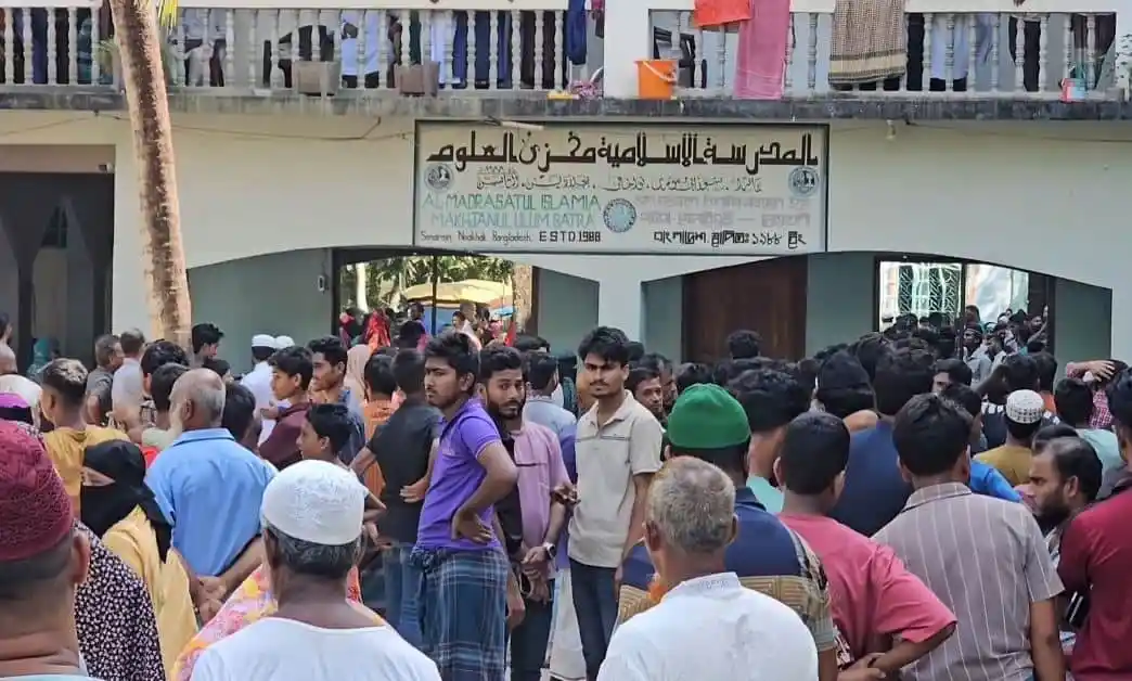 চ্যানেল আই অনলাইন এর সামনে ব্যাপক জনসমাগম, মানুষ অপেক্ষা করছে. Channel i News - চ্যানেল আই নিউজ