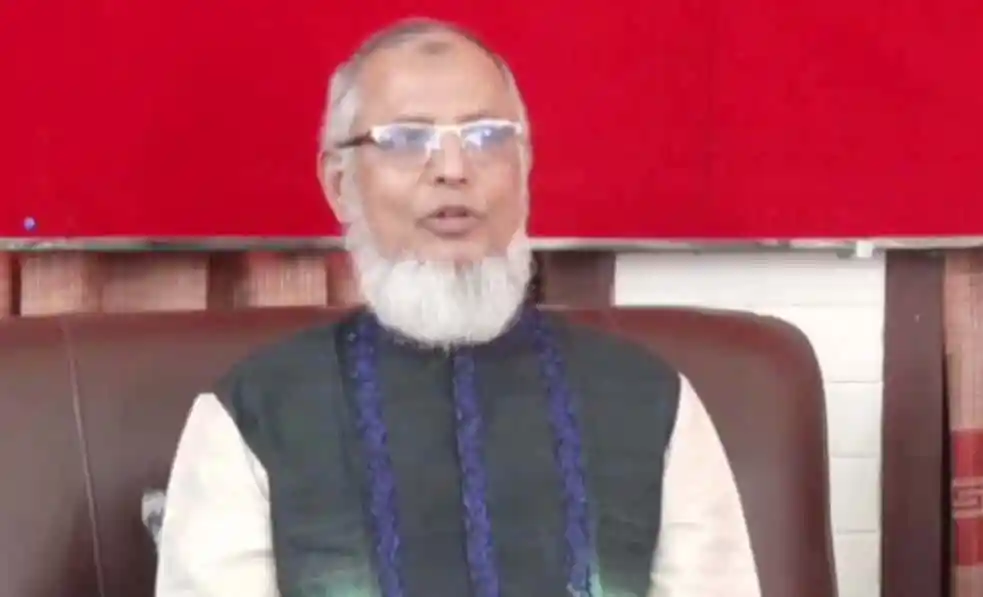 একজন রাজনৈতিক নেতা সাক্ষাৎকার দিচ্ছেন, পটভূমিতে লাল রঙের পর্দা. Channel i News - চ্যানেল আই নিউজ
