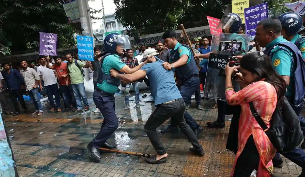 প্রেসক্লাবের সামনে শিক্ষকদের ওপর পুলিশের জলকামান ও লাঠিচার্জের দৃশ্য. Channel i News - চ্যানেল আই নিউজ
