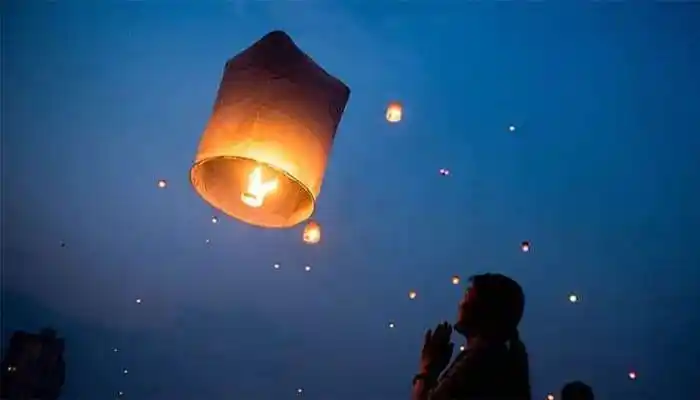 আকাশে লণ্ঠন উড়িয়ে বৌদ্ধ ধর্মাবলম্বীরা আনন্দ উদযাপন. Channel i News - চ্যানেল আই নিউজ