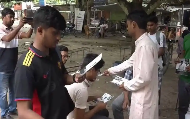 রাকসুর প্রচার-প্রচারণার সময় ছাত্ররা পোস্টার বিতরণ করছে. Channel i News - চ্যানেল আই নিউজ