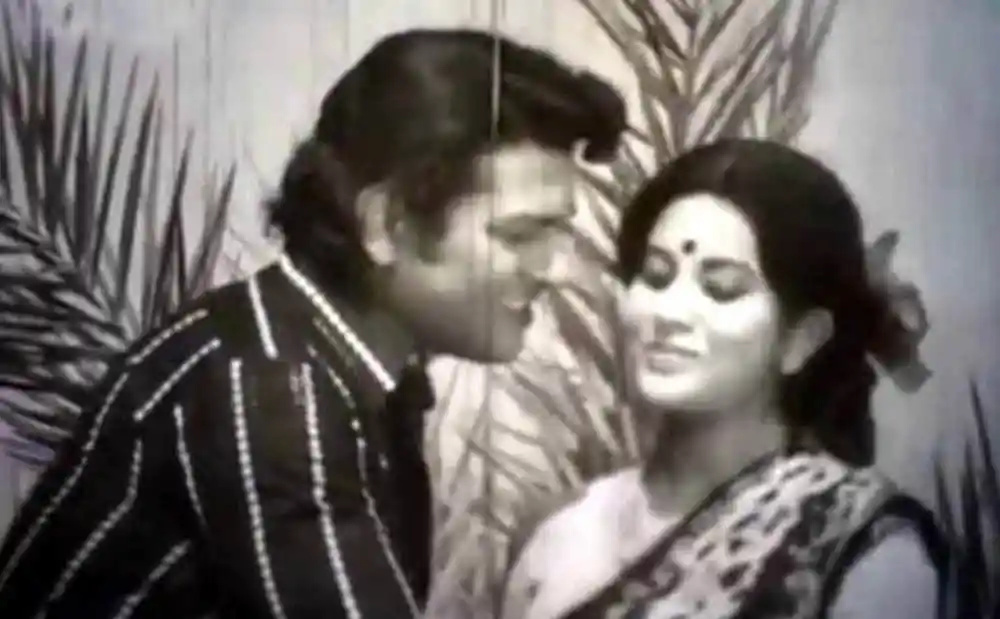 শাবানা ও আলমগীরের রোমান্টিক দৃশ্য, কালো-সাদা ছবি. Channel i News - চ্যানেল আই নিউজ