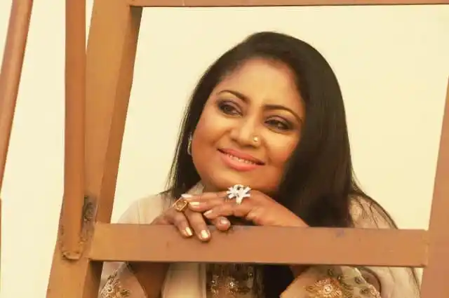 বেবী নাজনীন হাসিমুখে দাঁড়িয়ে আছেন, দেশের সংস্কৃতি ও সংগীতের প্রতীক।. Channel i News - চ্যানেল আই নিউজ