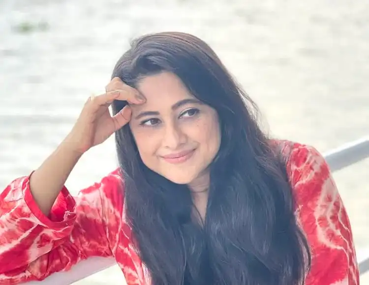 সুমাইয়া শিমু হাসিমুখে ক্যামেরার দিকে তাকাচ্ছেন. Channel i News - চ্যানেল আই নিউজ