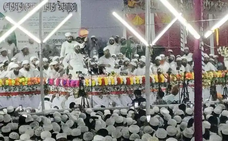জনসমাগমের মধ্যে গণঅভ্যুত্থানের প্রস্তুতি চলছে, বিশাল সমাবেশ।. Channel i News - চ্যানেল আই নিউজ
