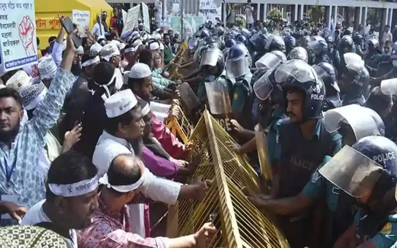 জনতা ও পুলিশ সংঘর্ষে লিপ্ত, বিক্ষোভকারীরা রাস্তা অবরোধ করছে. Channel i News - চ্যানেল আই নিউজ