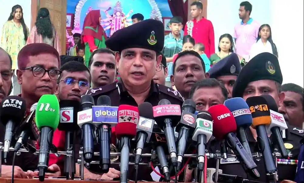 বাংলাদেশ পুলিশ কর্মকর্তার সংবাদ সম্মেলন, বিভিন্ন মিডিয়া প্রতিনিধির উপস্থিতি. Channel i News - চ্যানেল আই নিউজ