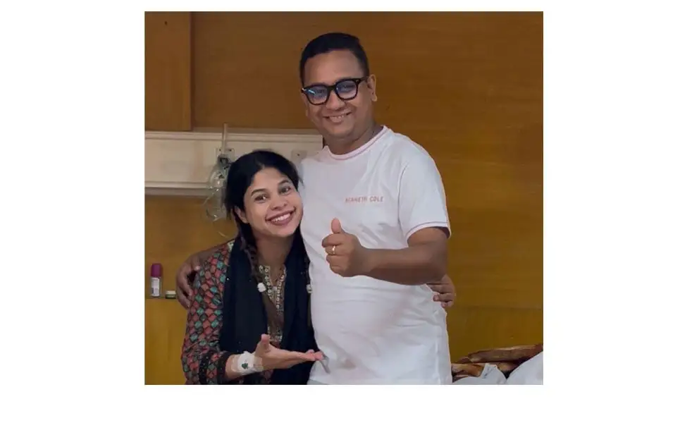 নির্মাতা তপু খান ও তার সন্তান হাসিমুখে ছবি. Channel i News - চ্যানেল আই নিউজ