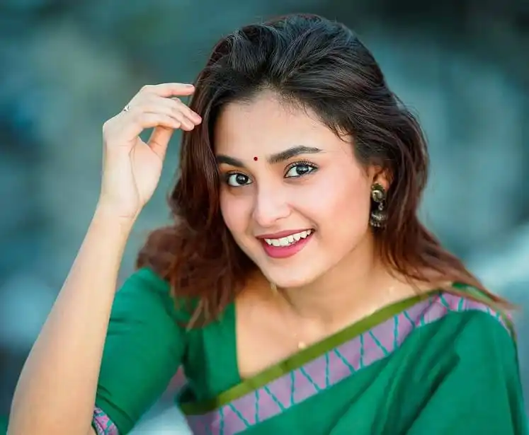 প্রাকৃতিক পরিবেশে হাস্যোজ্জ্বল তরুণী, বাংলার জনপ্রিয় সংবাদ পোর্টাল. Channel i News - চ্যানেল আই নিউজ
