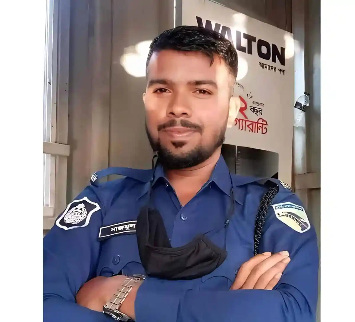 বাংলাদেশ পুলিশ সদস্যের ছবি, পুলিশ ইউনিফর্মে হাসিমুখে দাঁড়িয়ে. Channel i News - চ্যানেল আই নিউজ