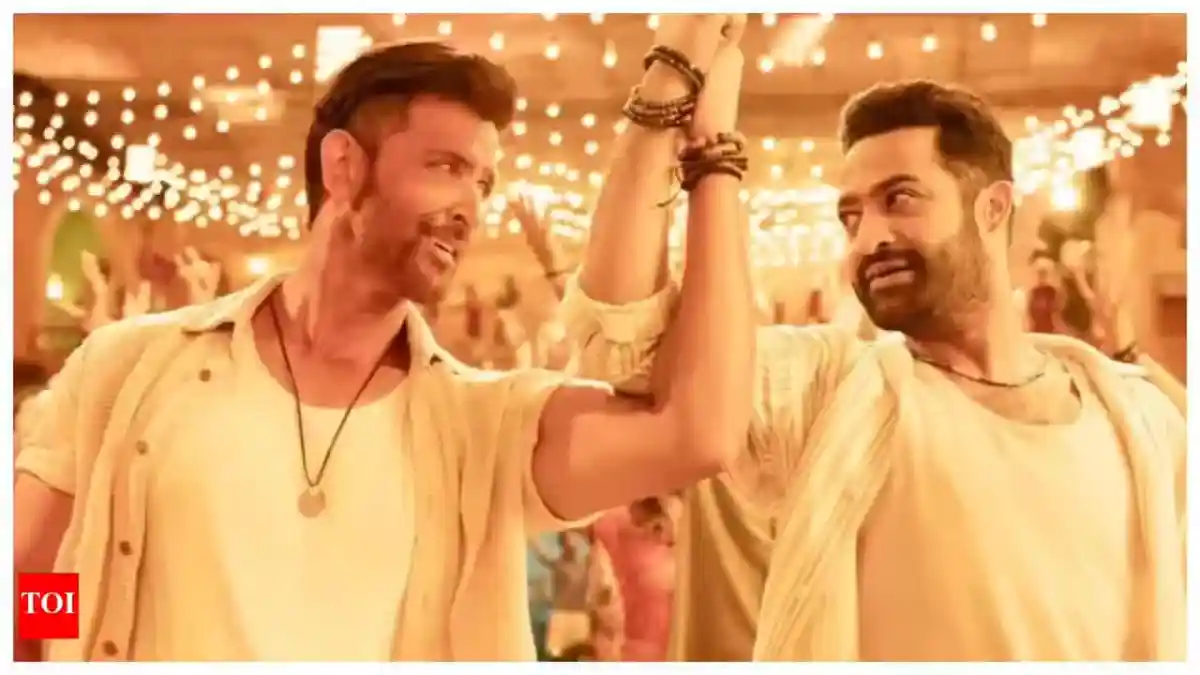দুই পুরুষের মধ্যে বন্ধুত্বের মুহূর্ত, উল্লাস ও হাসি. Channel i News - চ্যানেল আই নিউজ