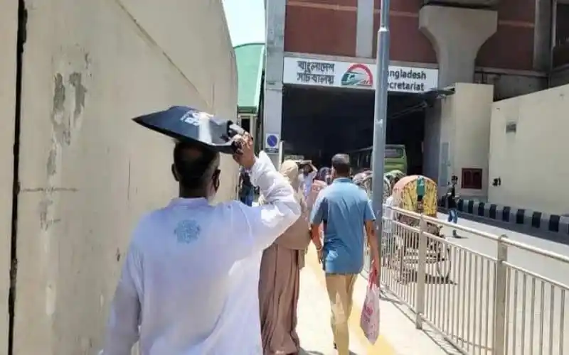 ঢাকায় তীব্র গরমে মানুষ রাস্তায় বের হয়ে পানির ছিটানো হচ্ছে. Channel i News - চ্যানেল আই নিউজ