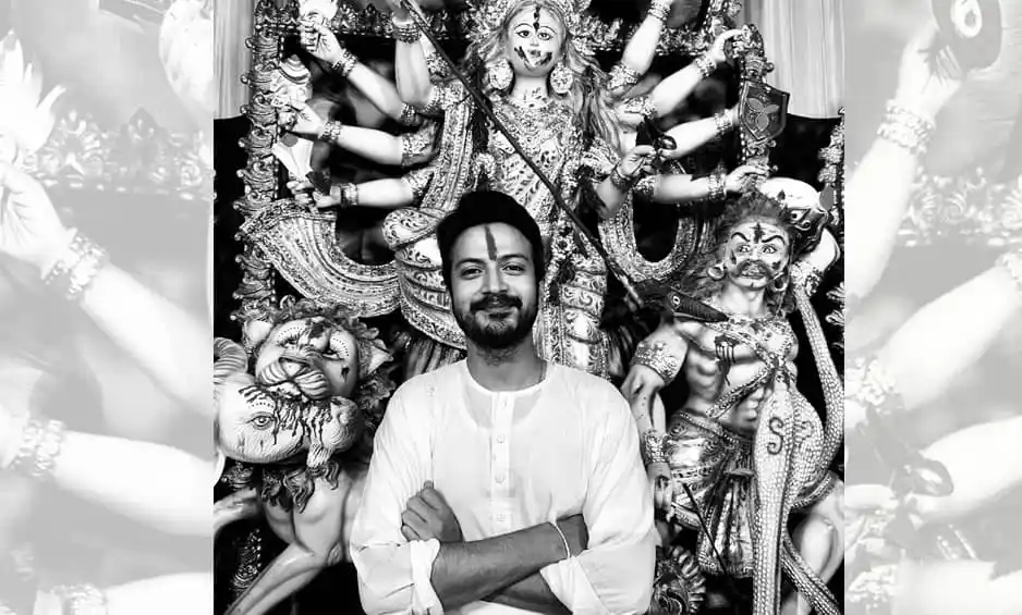 ইয়াশ রোহান উৎসবের সময়ের ছবি, হাসিমুখে দাঁড়িয়ে. Channel i News - চ্যানেল আই নিউজ