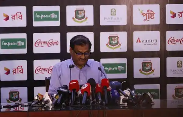 প্রেস কনফারেন্সে বক্তা, বিভিন্ন সংবাদমাধ্যমের ক্যামেরা ও মাইক্রোফোনের সামনে. Channel i News - চ্যানেল আই নিউজ