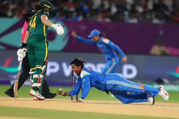 বাংলাদেশি ক্রিকেটার ডাইভ করে রান সংগ্রহের চেষ্টা করছে. Channel i News - চ্যানেল আই নিউজ