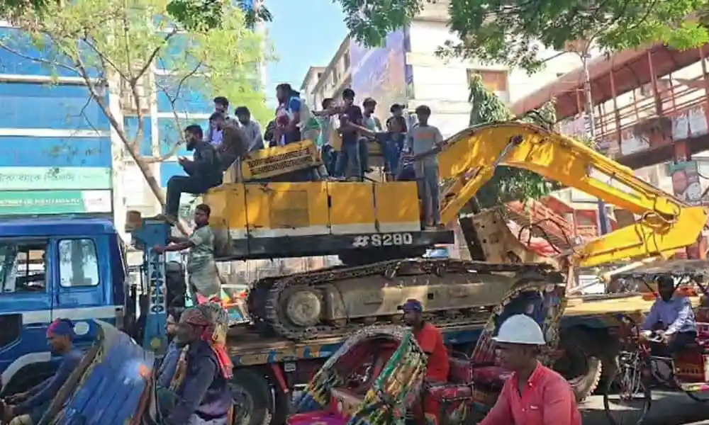 ধানমন্ডি ৩২ নম্বর সড়ক মুখী দুটি বুলডোজার ও পুলিশি বাধা. Channel i News - চ্যানেল আই নিউজ