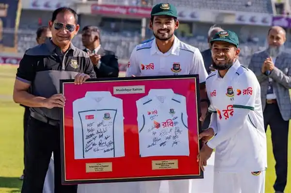 শততম টেস্টের স্মারক উপহার প্রদান অনুষ্ঠানে ক্রিকেটাররা. Channel i News - চ্যানেল আই নিউজ