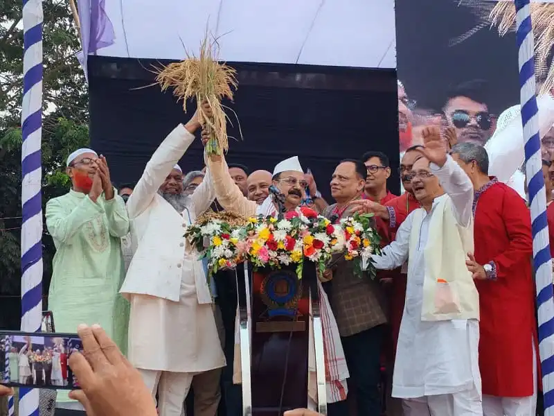 বাংলাদেশের রাজনীতিবিদরা একত্রে ধান কাটা উৎসব পালন করছেন।. Channel i News - চ্যানেল আই নিউজ