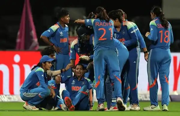 ভারত নারী ক্রিকেট দলের খেলোয়াড়রা মাঠে জেতার পর উল্লাস করছে।. Channel i News - চ্যানেল আই নিউজ