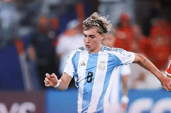 আর্জেন্টিনার ফুটবল খেলোয়াড় মাঠে খেলছে. Channel i News - চ্যানেল আই নিউজ