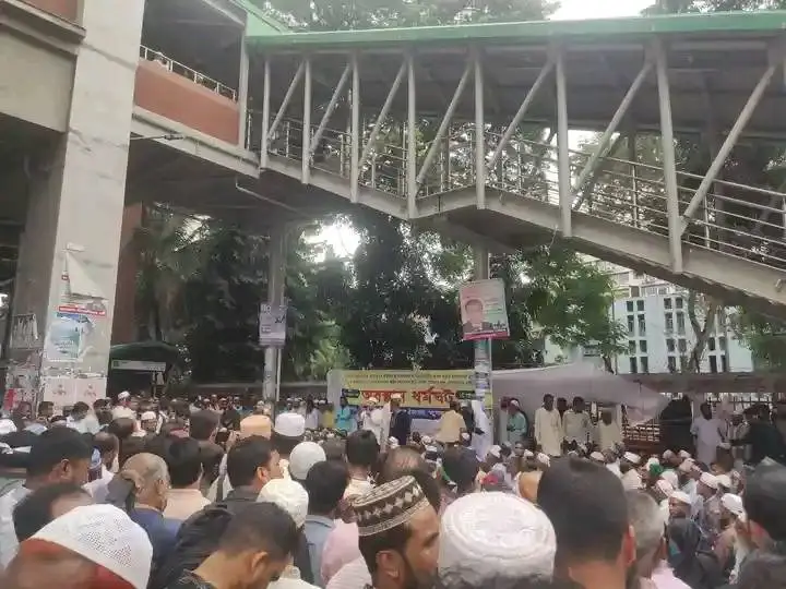 প্রেসক্লাবের সামনে ইবতেদায়ী মাদ্রাসা শিক্ষকরা অবস্থান করছেন. Channel i News - চ্যানেল আই নিউজ