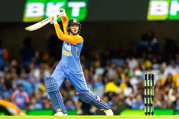 অভিষেক শর্মা ব্যাটিং করছেন, ক্রিকেট ম্যাচের দৃশ্য. Channel i News - চ্যানেল আই নিউজ