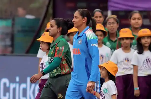 বিশ্বকাপ ক্রিকেটের উদ্বোধনী অনুষ্ঠানে নারী ক্রিকেটাররা হাঁটছেন. Channel i News - চ্যানেল আই নিউজ