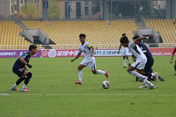 বাংলাদেশ ফুটবল দলের খেলোয়াড়রা ব্রুনাইয়ের জালে গোলের জন্য প্রতিদ্বন্দ্বিতা করছে. Channel i News - চ্যানেল আই নিউজ