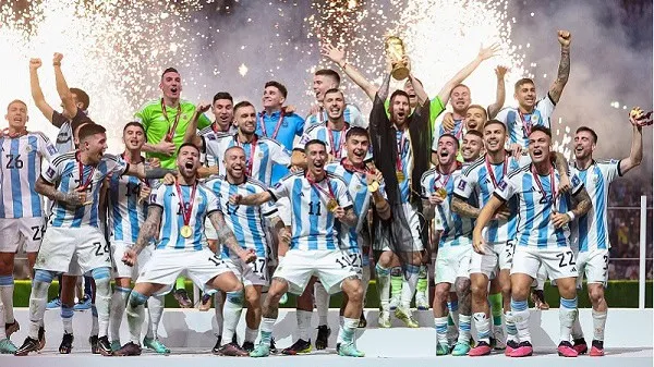 আন্তর্জাতিক ফুটবল দলের জয় উদযাপন, বিশ্বকাপ ট্রফি হাতে।. Channel i News - চ্যানেল আই নিউজ