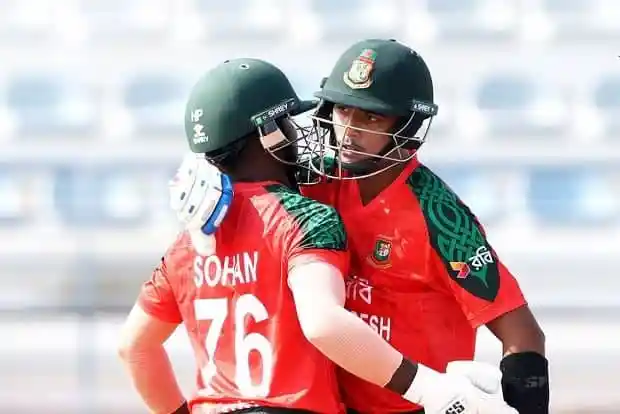 বাংলাদেশ ক্রিকেটাররা জার্সি পরা, মাঠে একে অপরের সাথে শুভেচ্ছা বিনিময় করছে. Channel i News - চ্যানেল আই নিউজ