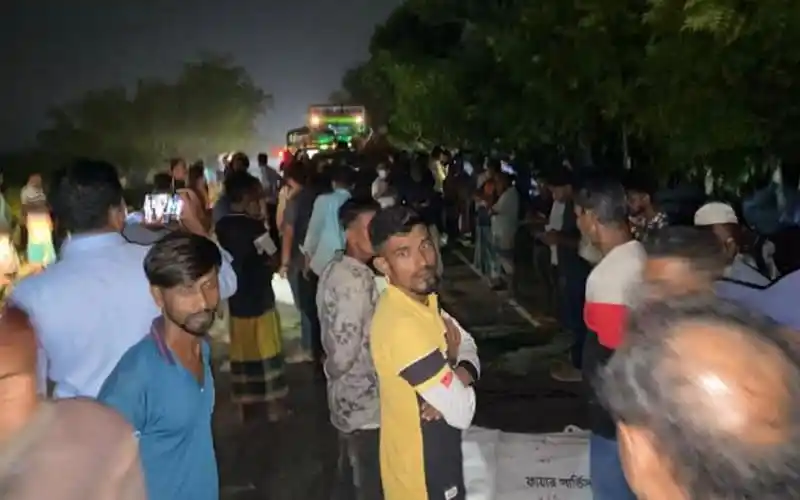 বাগেরহাটে সভা শেষে ফেরার পথে মানুষের ভিড়, রাতের দৃশ্য. Channel i News - চ্যানেল আই নিউজ