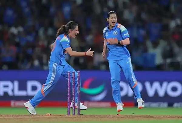 বাংলাদেশ নারী ক্রিকেট দলের দুই খেলোয়াড় উদযাপন করছে. Channel i News - চ্যানেল আই নিউজ