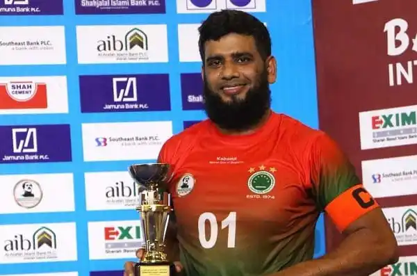 ক্রিকেটার পুরস্কার গ্রহণ করছেন, বাংলাদেশ ক্রিকেট দলের সদস্য. Channel i News - চ্যানেল আই নিউজ