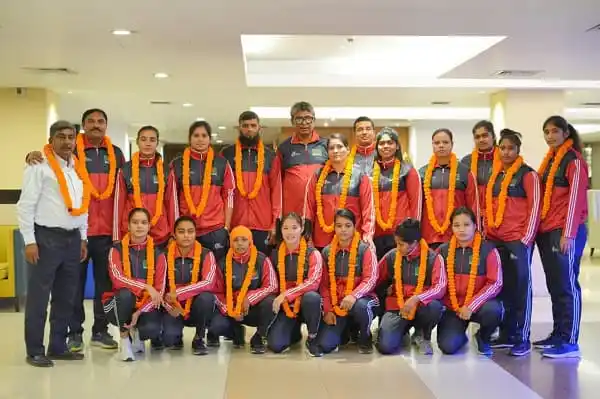 বাংলাদেশ কাবাডি দলের সদস্যরা একটি গ্রুপ ছবি, সবুজ ও লাল জ্যাকেট পরা. Channel i News - চ্যানেল আই নিউজ