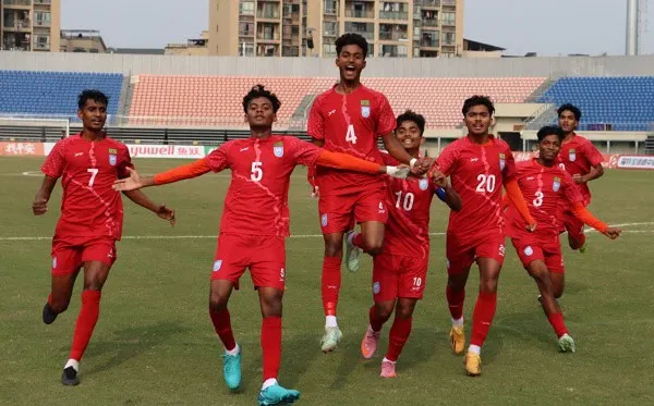 বাংলাদেশ ফুটবল দলের খেলোয়াড়রা মাঠে উল্লাসে উদযাপন করছে. Channel i News - চ্যানেল আই নিউজ