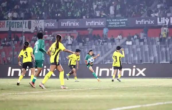 বাংলাদেশের নারী ফুটবল দল মালয়েশিয়ার বিপক্ষে খেলছে. Channel i News - চ্যানেল আই নিউজ