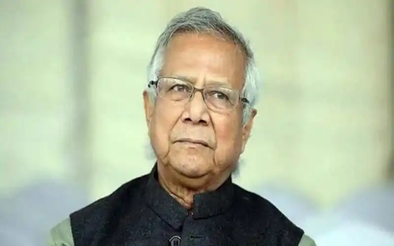 প্রধান উপদেষ্টার গভীর শোক প্রকাশের ছবি, বৃদ্ধ ব্যক্তি মুখোমুখি।. Channel i News - চ্যানেল আই নিউজ