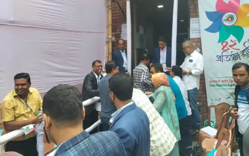 ডিআরইউ নির্বাচনে ভোটগ্রহণ চলছে, ভোটাররা লাইনে দাঁড়িয়ে।. Channel i News - চ্যানেল আই নিউজ