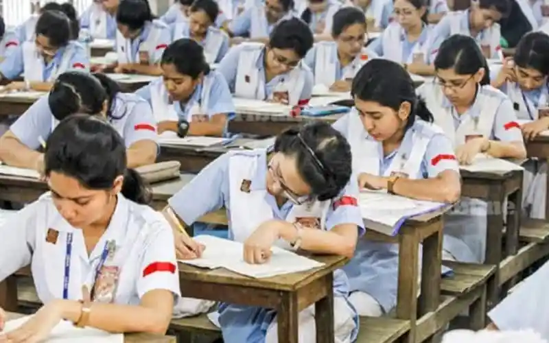 বাংলাদেশের স্কুলে শিক্ষার্থীরা পরীক্ষা প্রস্তুতির জন্য লেখাপড়া করছে।. Channel i News - চ্যানেল আই নিউজ