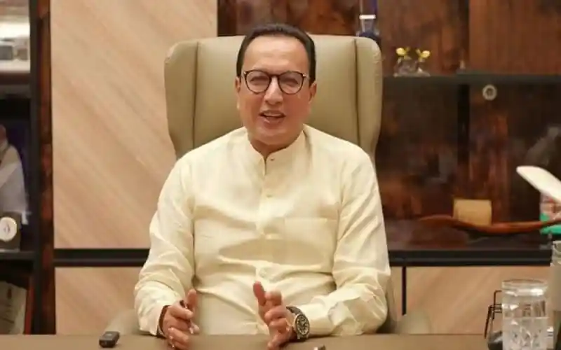 বাংলাদেশের একজন নেতা বসে আলোচনা করছেন, অফিস পরিবেশে।. Channel i News - চ্যানেল আই নিউজ