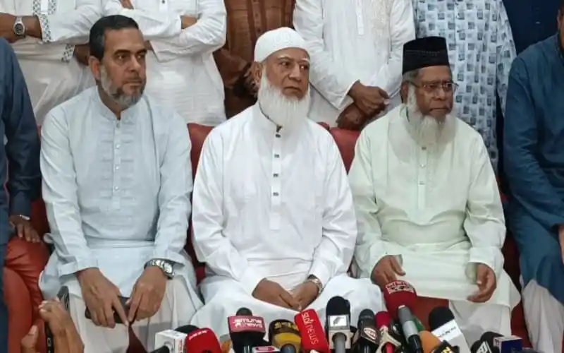বাংলাদেশের রাজনীতিবিদরা একসঙ্গে বসে আলোচনা করছেন. Channel i News - চ্যানেল আই নিউজ