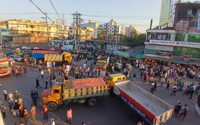 ফেনীতে গাড়ি বহরে হামলার ঘটনায় ব্যাপক জনসমাগম ও যানজট. Channel i News - চ্যানেল আই নিউজ