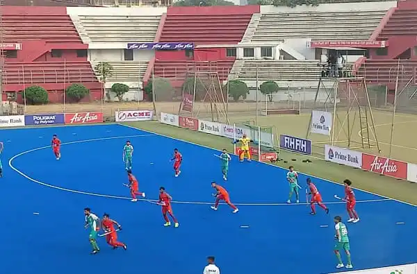 বাংলাদেশ হকি দলের খেলোয়াড়রা মাঠে অনুশীলন করছে।. Channel i News - চ্যানেল আই নিউজ
