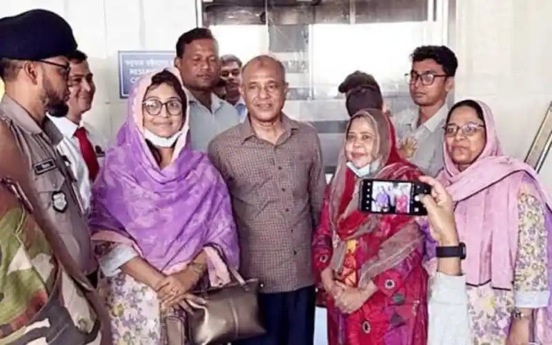 খালেদা জিয়ার স্বাস্থ্যের খোঁজ নিতে হাসপাতালে স্বরাষ্ট্র উপদেষ্টা. Channel i News - চ্যানেল আই নিউজ