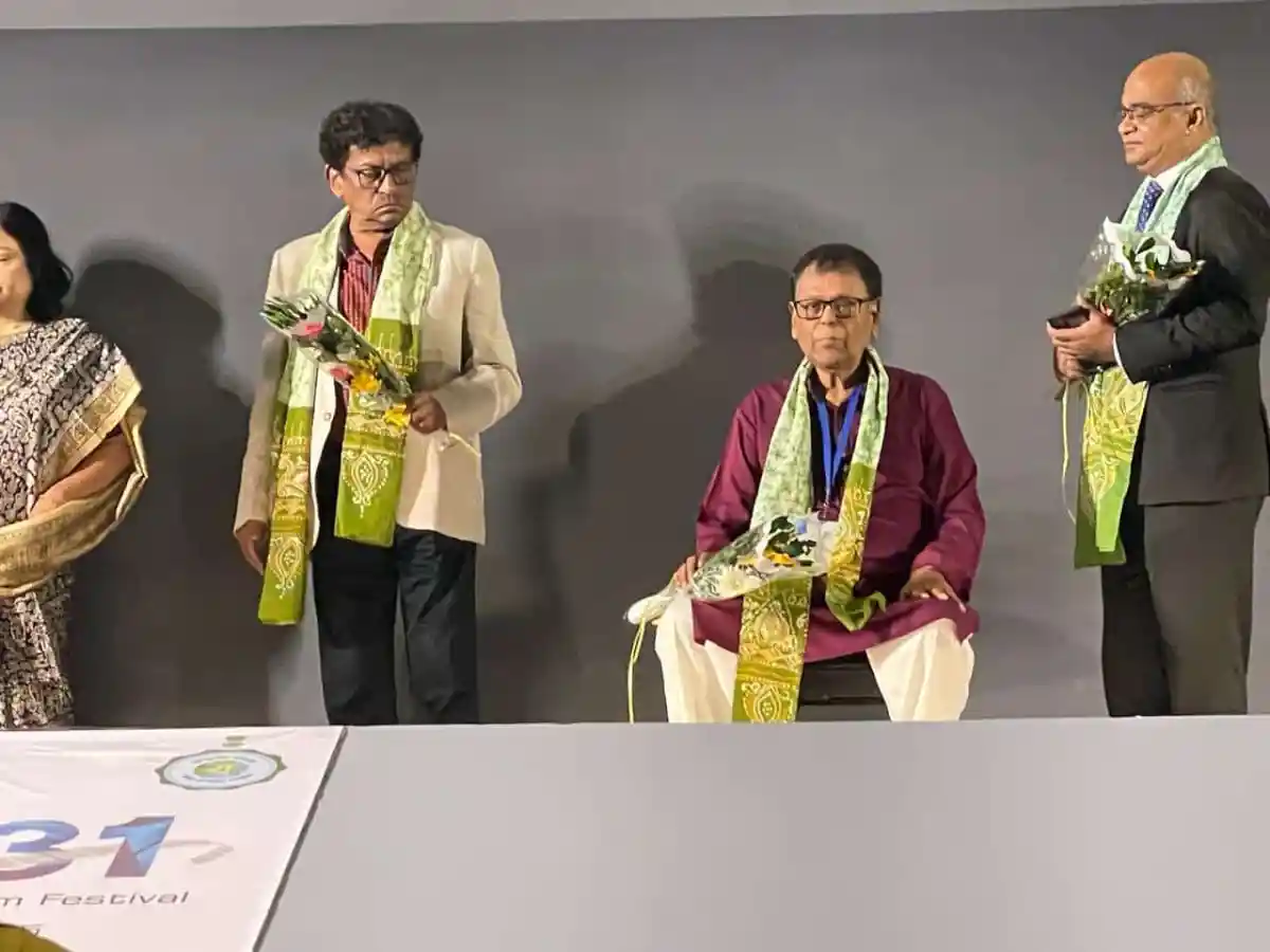 কলকাতা চলচ্চিত্র উৎসবের অনুষ্ঠানে অতিথিরা ফুলের উপহার গ্রহণ করছেন. Channel i News - চ্যানেল আই নিউজ