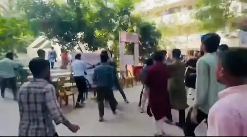 জবি ছাত্রদলের দুই গ্রুপের সংঘর্ষের দৃশ্য, আহত ১২. Channel i News - চ্যানেল আই নিউজ