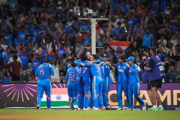 ভারতীয় ক্রিকেট দল বিশ্বকাপ জয় উদযাপন করছে, মাঠে উল্লাস।. Channel i News - চ্যানেল আই নিউজ